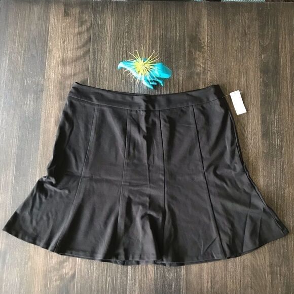 Short Black Trumpet Skirt - Picture 4 of 5